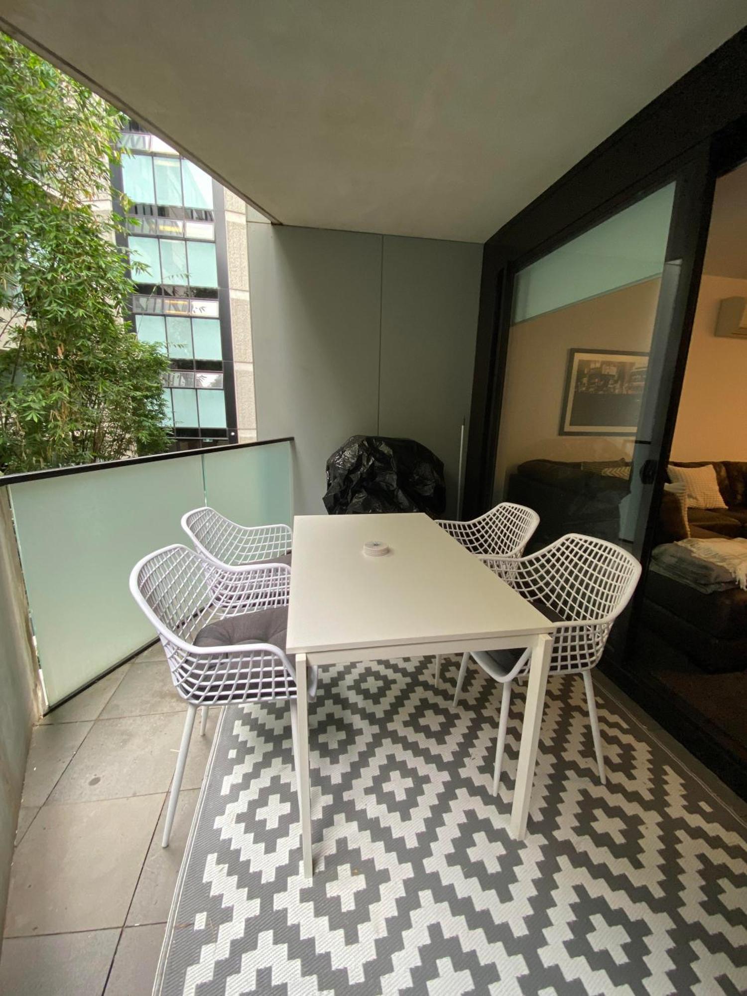 Modern Quiet 1 & 2 Bed Apt Opposite Albert Park Мелбърн Екстериор снимка